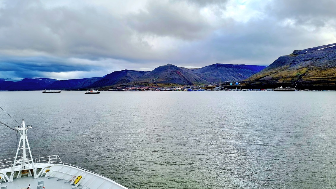 Spitzbergen voraus ! Es liegt auf der gleichnamigen Hauptinsel Spitzbergen am Adventfjorden.
