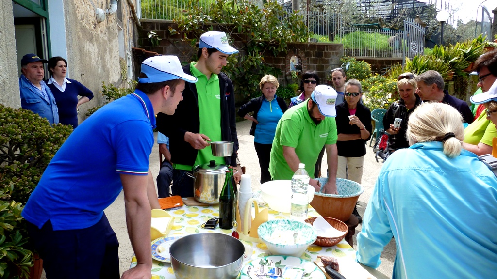 Ein einheimischer Landwirt zeigt uns die Zubereitung von Mozzarella
