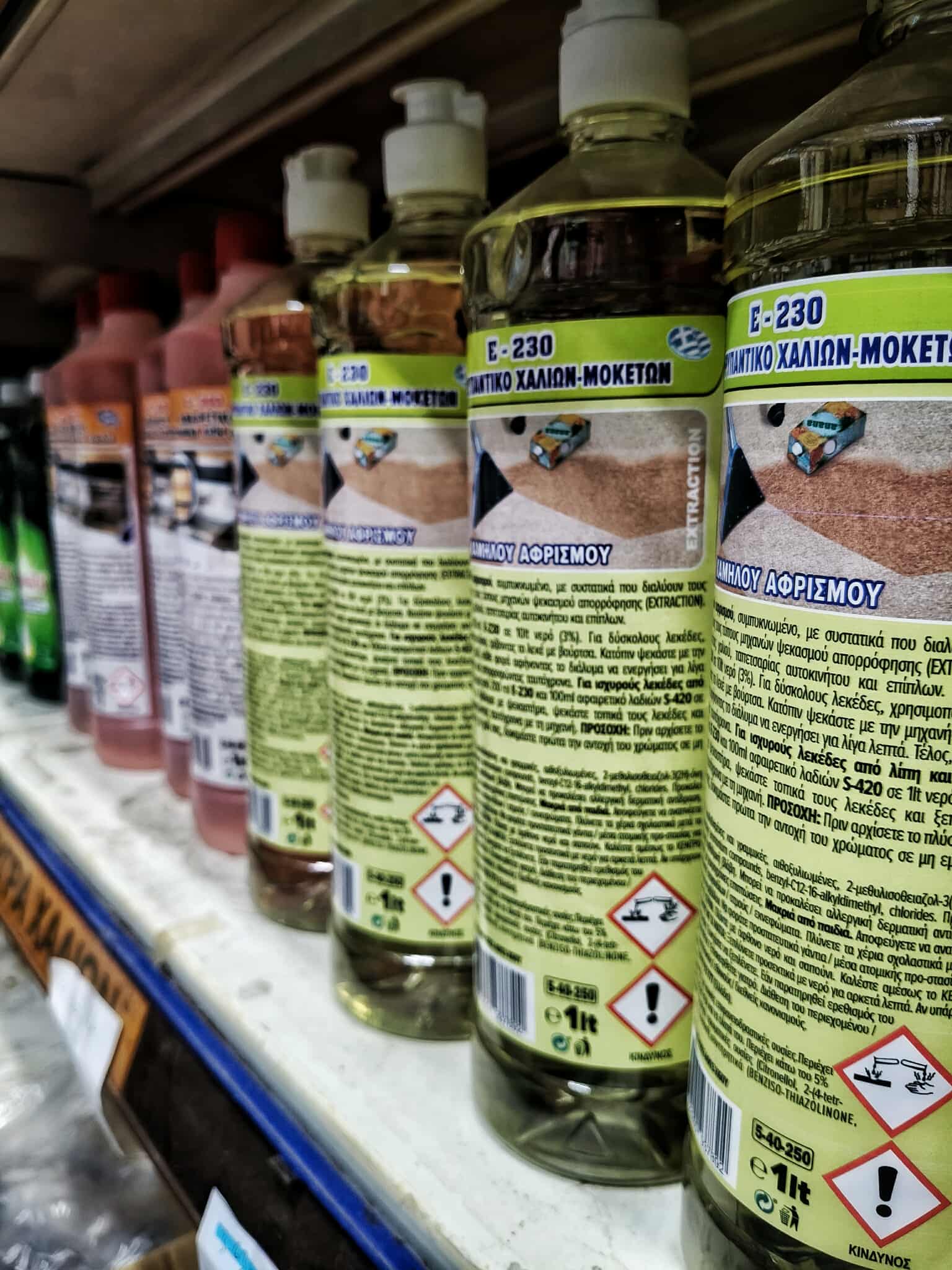 Άνδρας χειρίζεται μηχάνημα καθαρισμού δαπέδου σε σύγχρονο γραφείο με φυτά.