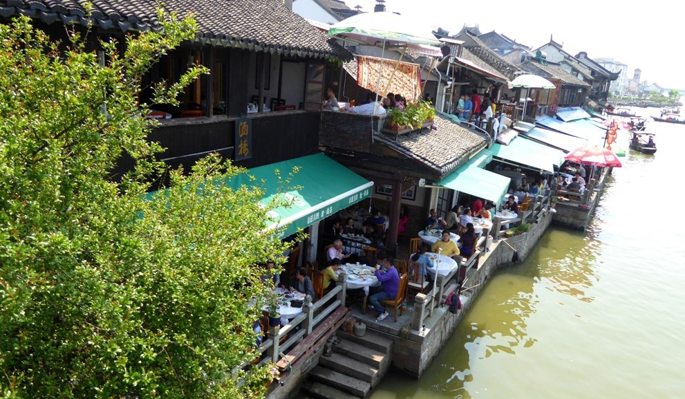 Lokale direkt am Fluss