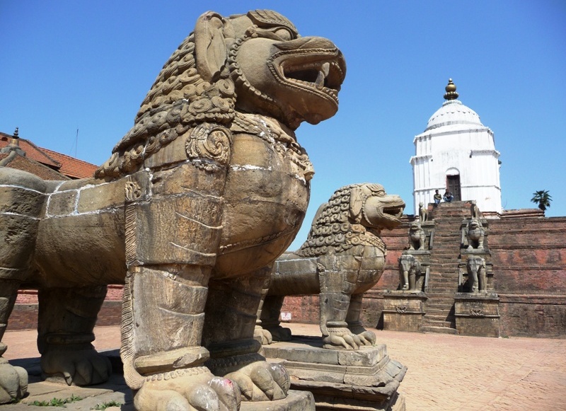 Im Palastbezirk von Bhaktapur. Bhaktapur ist neben Kathmandu und Lalitpur mit über 81.000 Einwohnern die dritte und kleinste der Königsstädte des Kathmandutals in Nepal.