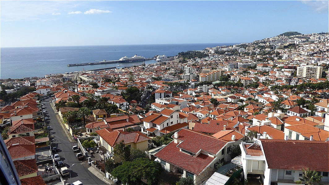 Im Hafen liegt "Mein Schiff 2"