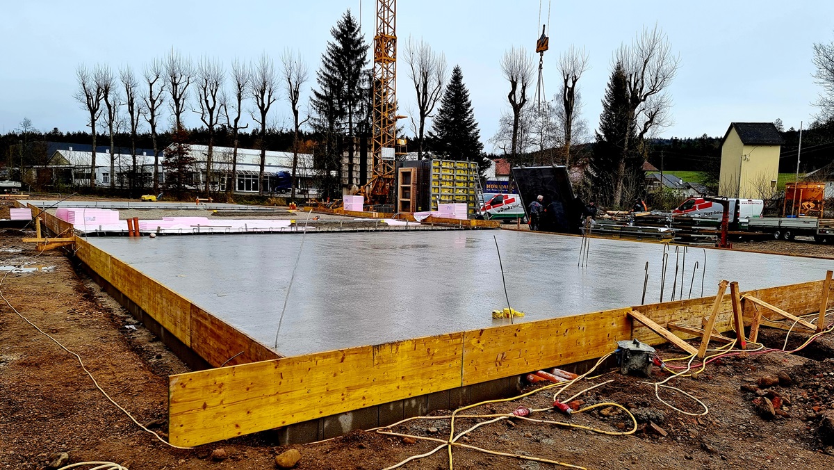 19. November 2024 - Bodenplatte frisch betoniert