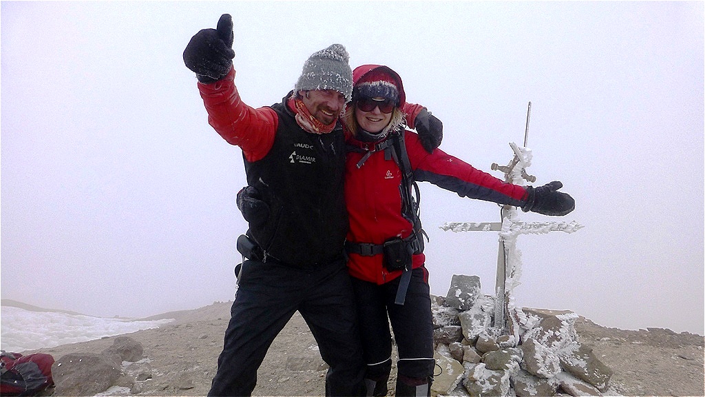 Gipfelsieg bei Nebel und Kälte
Am Gipfel des Chachani in 6.075 m Seehöhe. Ein berauschendes Glücksgefühl !