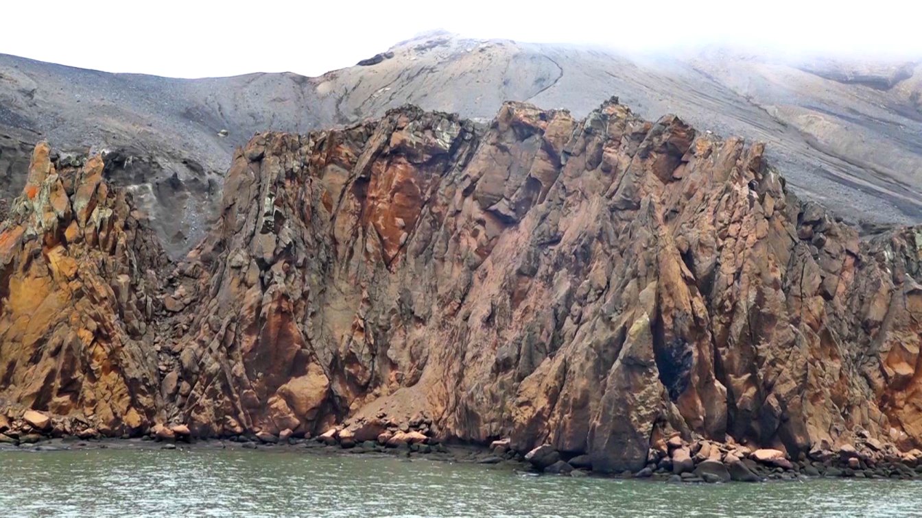 Eine Mauer aus erstarrter Lava