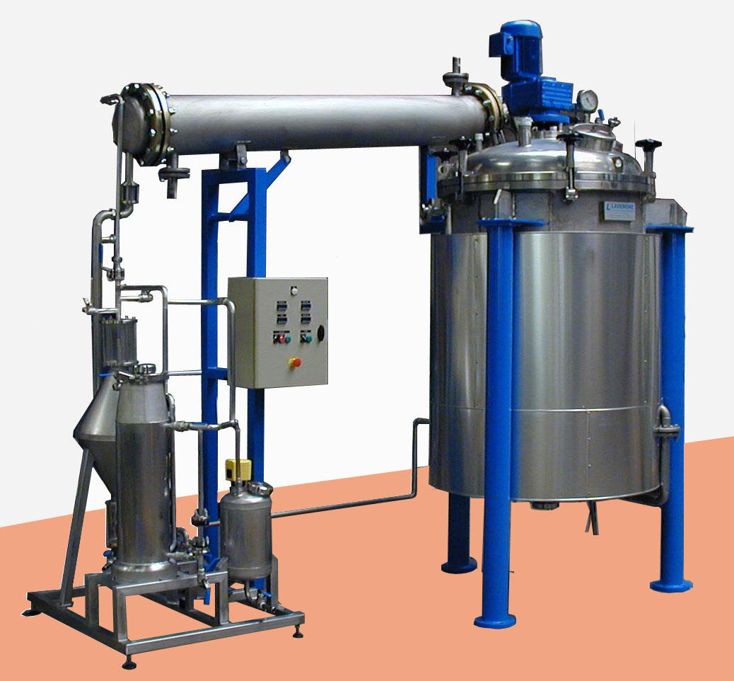 Distillateur 800 litres hors standard, équipé en hydro-distillateur agité avec cohobage et travaillant sous vide