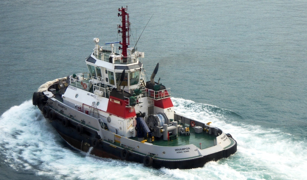 Das Lotsenboot weist uns den Weg