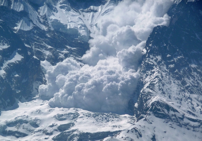 Die Luft vibriert - donnernd stürzt die Staublawine ins Tal