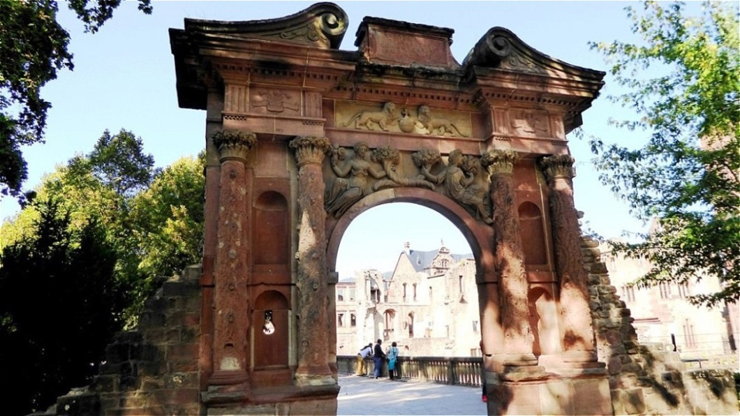 Elisabethentor - dieses ließ Kurfürst Friedrich V. für seine Gattin Elisabeth Stuart als Geburtstagsgeschenk in nur einer Nacht errichten !