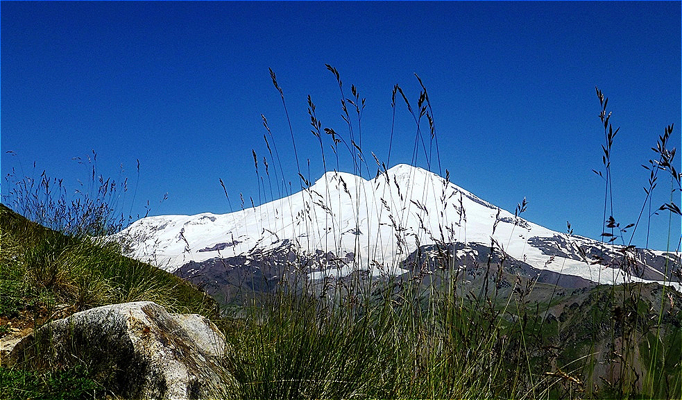 Juli 2014 - Sommeridylle - herrlicher Blick auf den Doppelgipfel des Elbrus !