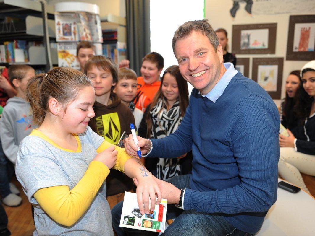 Schülerin holt sich bei Profi-Autorenlesung an ihrer Schule ein Autogramm von Martin Selle Schülerin holt sich bei Profi-Autorenlesung an ihrer Schule ein Autogramm von Martin Selle