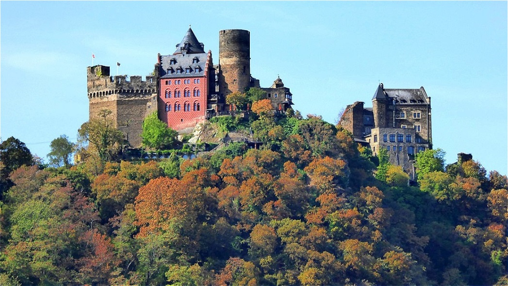 Im Jahre 1885 übernahm New Yorker Immobilienmakler Major Oakley Rhinelander die Burgruine und machte sie wieder bewohnbar