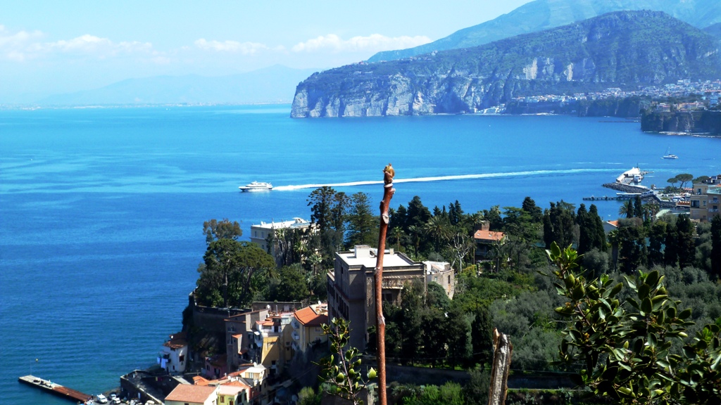 Die Spitze der Halbinsel von Sorrent liegt nur etwa 5 km von Capri entfernt. Schnellboote verbinden die Inseln Capri, Ischia und Procida