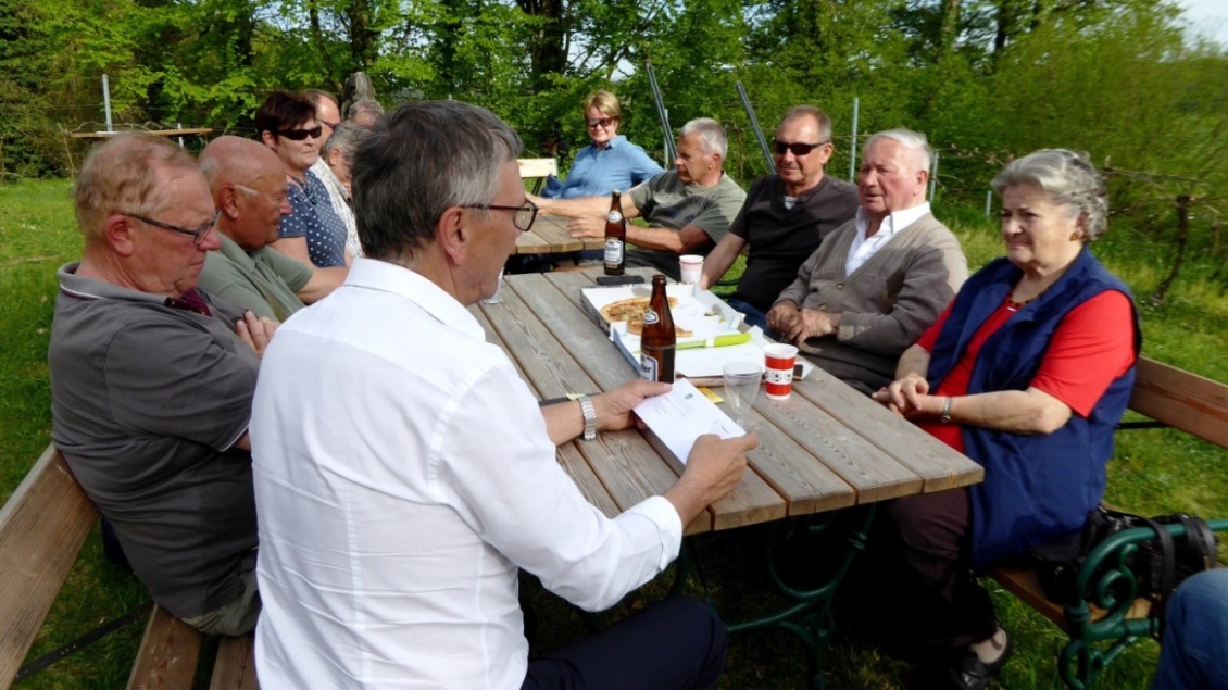 2019_04_25 BM Lag. Erich Rippl überreicht eine kleine Anerkennung