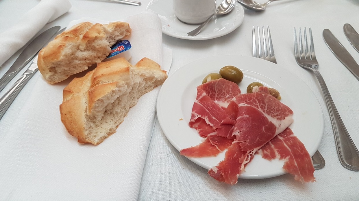 Als Vorspeise - eine teure Delikatesse - iberischer Eichelschingen. "Bellota-Schinken" stammt von einer besonders edlen, getupften Unterrasse des schwarzborstigen iberischen Schweins. Sie grasen auf den Weiden voller Stein- und Korkeichen. Der Schinken reift  bis zu 6 Jahren bis er ausgelagert werden kann !