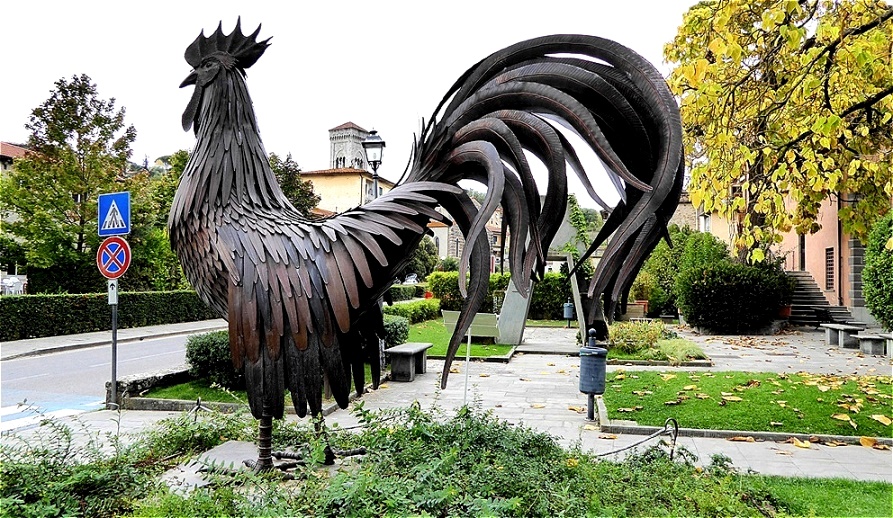 
In Gaiole
Stolz präsentiert sich der "Gallo Nero" - Wahrzeichen des Chianti !
