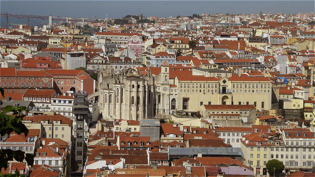 Linke Ecke: der "Elevador de Santa Justa" -  die 45 Meter hohe Stahlkonstruktion wurde 1902 als Aussichtsplattform von einem Schüler Gustave Eiffels errichtet

