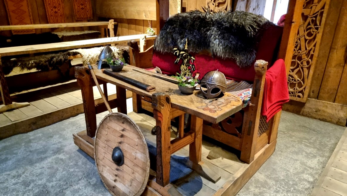 Der Fürstensitz mit Schild, Schwert und Helm