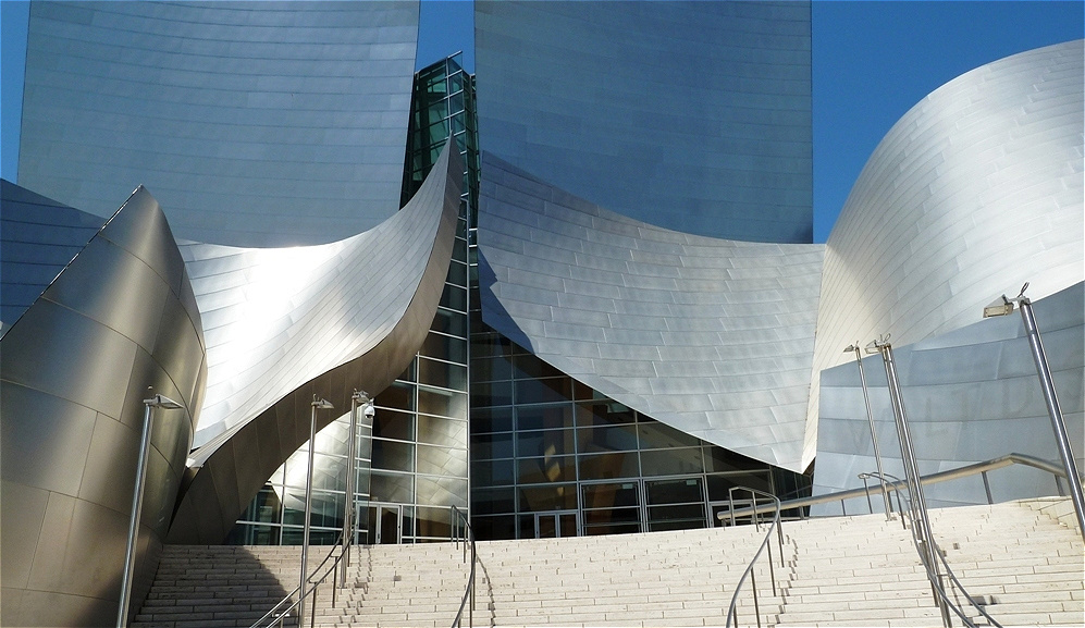 Wir besuchen die Concert Hall
Der Baukomplex befindet sich auf dem Hügel von Bunker Hill in 111 South Grand Avenue in Downtown Los Angeles.