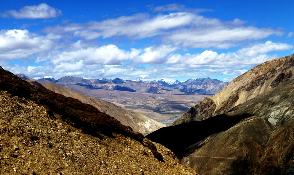Gewaltiger Fernblick in der klaren Luft !
Vor uns liegt Tibet.