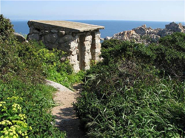 Kleine Steinhütte am Wanderweg
