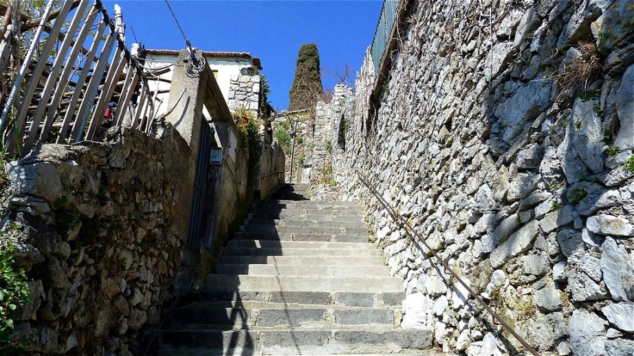 Abwärts geht es durch enge Gassen mit steilen Treppen
