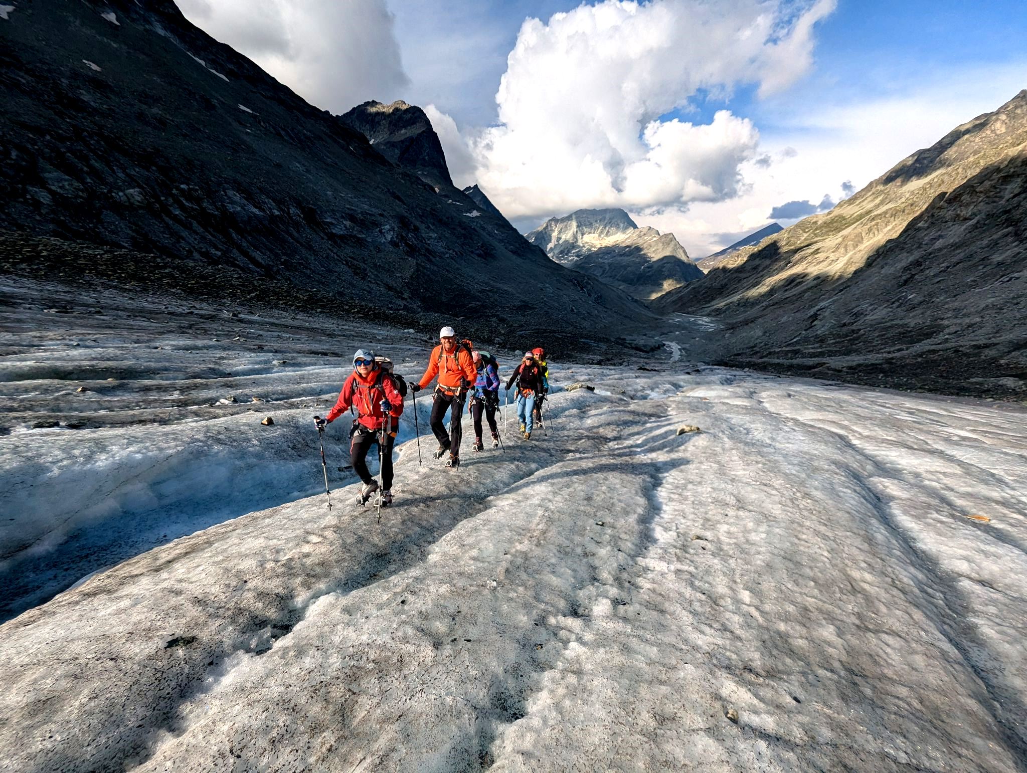 Aufwärts über die Gletscherzunge.