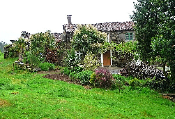 Schöne, alte Häuser in gepflegten Gärten