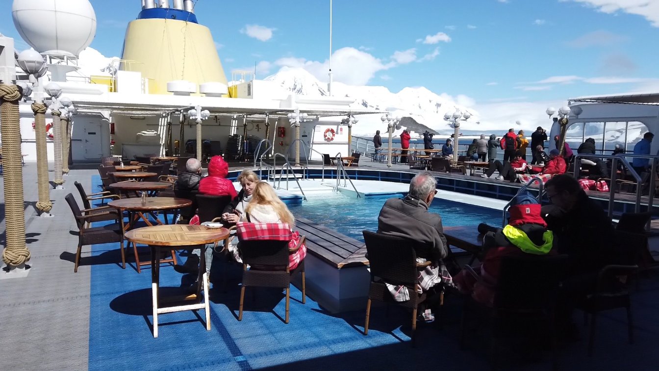Gemütlicher Nachmittag auf dem Pool Deck