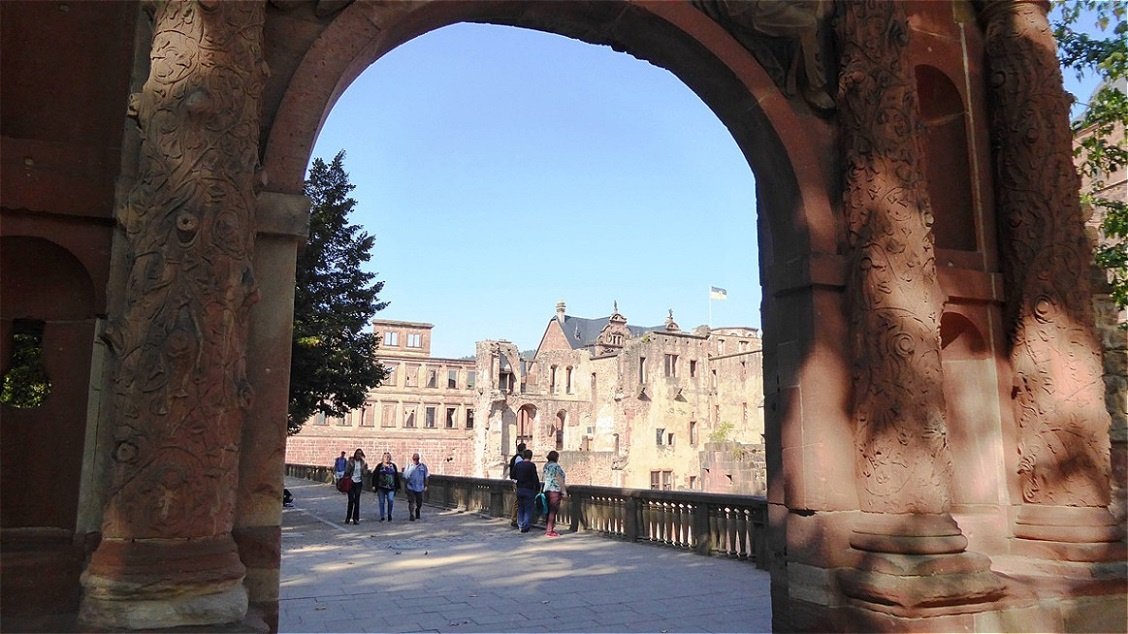 1615 wurde das "Elisabethentor"durch den französischen Ingenieur und Gartenarchitekten Salomon de Caus in der Art eines römischen Triumphbogens errichtet
