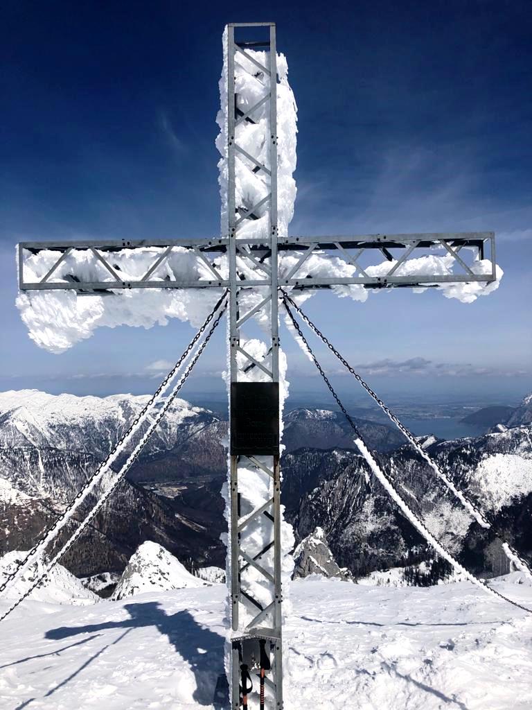 Das wuchtige Gipfelkreuz