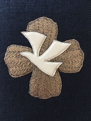 Croix fleur decoupee avec colombe