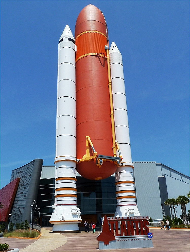 Flüssigkeitstank und Feststoffraketen des Space Shuttles