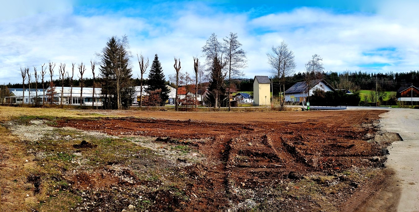 Fertiger Bauplatz für Feuerwehrdepot und Glasmuseum. Im Hintergrund die ehemalige RIEDEL Glashütte.