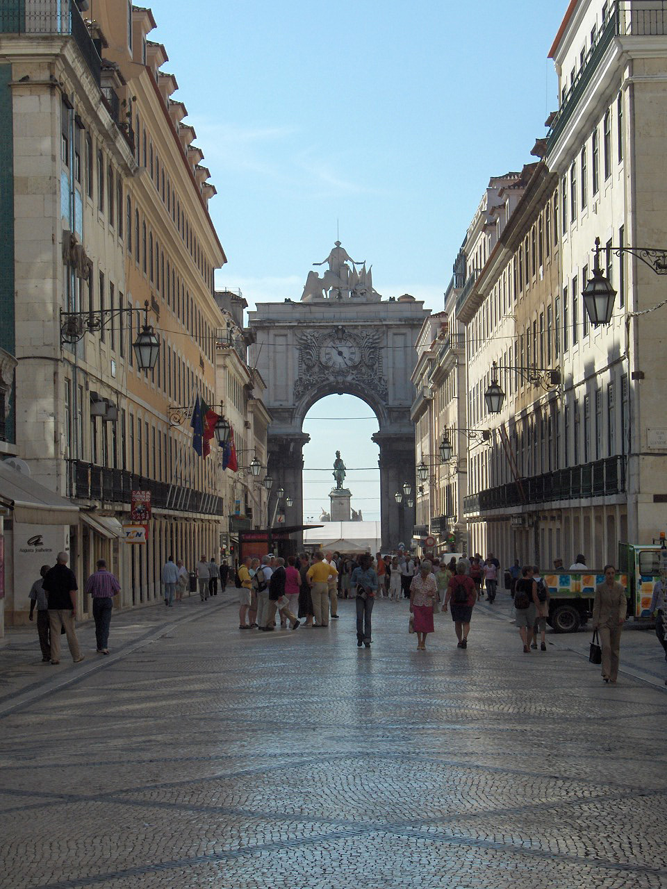 In der Baixa von Lissabon (Unterstadt) . Blick von der Rua Augusta durch den Arco.