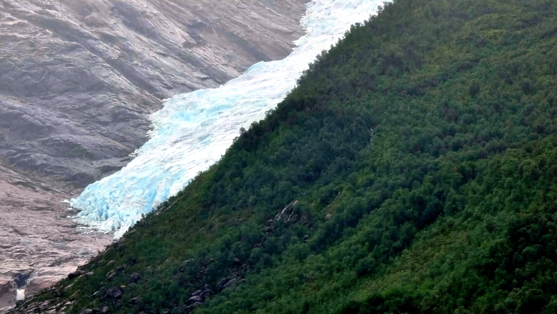 Blau schimmert das Eis der Gletscherzunge !