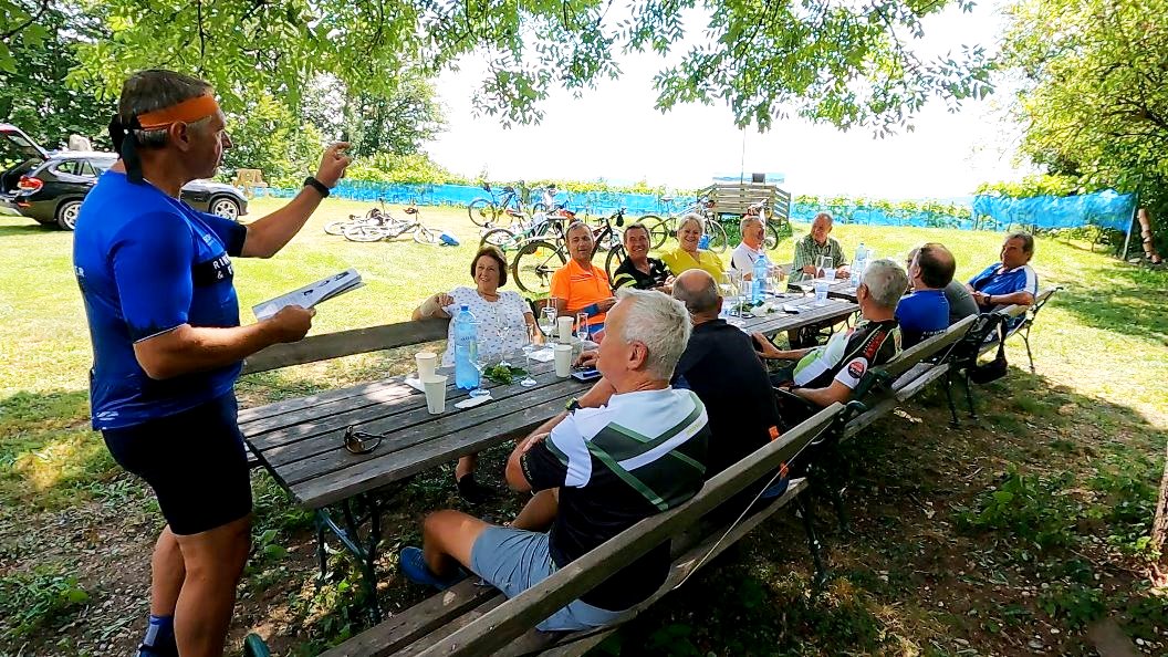 Bike-Guide Erwin hält einen lustigen Vortrag