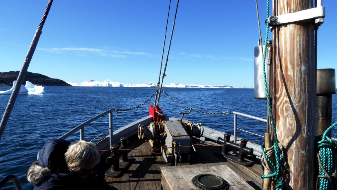 Auf einem Fischkutter geht es zu den Eisbergen !