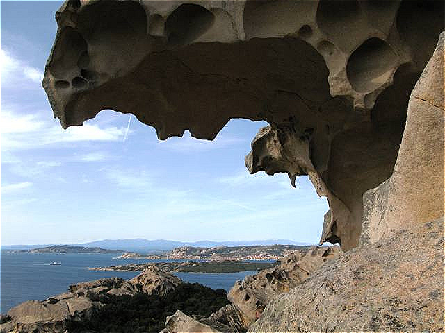 Unter dem Granitfelsendach.
Im Hintergrund die Inseln Santo Stefano, Maddalena und Spargi
