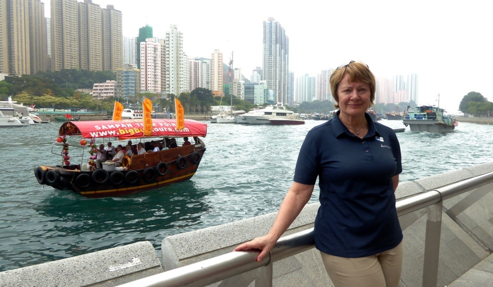 Wir machen eine Hafenrundfahrt mit einem Sampan-Boot