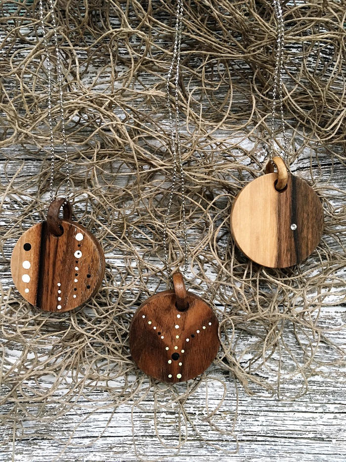 Lesene ogrlice iz orehovega lesa 