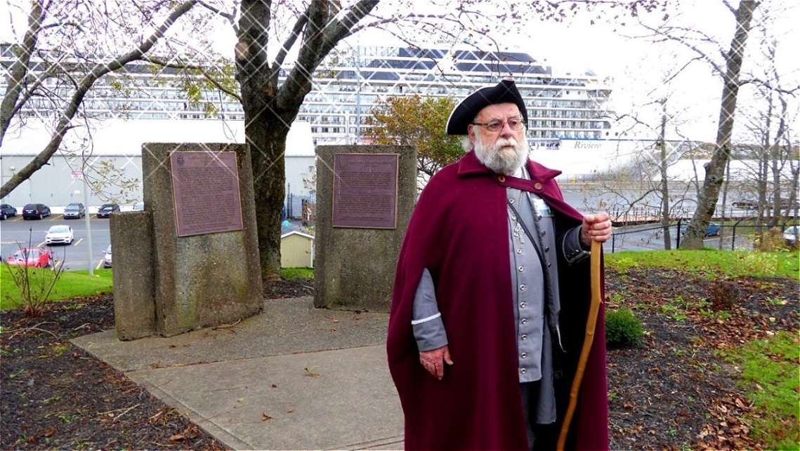 Unser Guide empfängt uns  in historischer Tracht