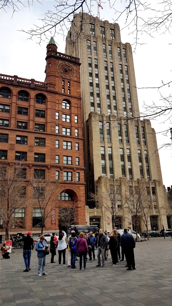 Alte Hochhäuser am Rande des Platzes