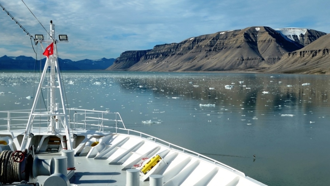 Die MS Hamburg verlässt den Fjord
