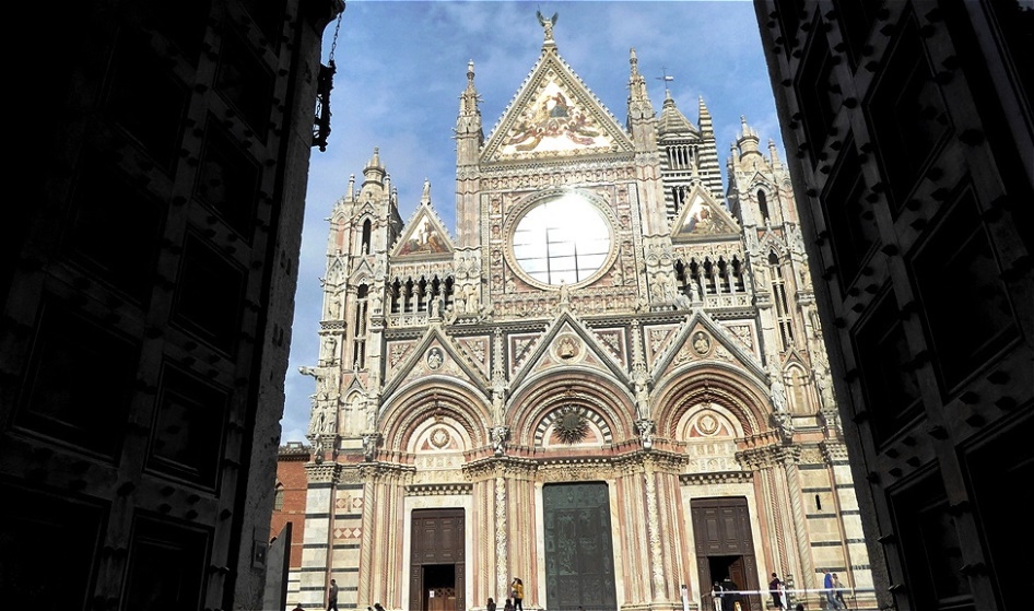 Blick durch Torbogen auf den Dom