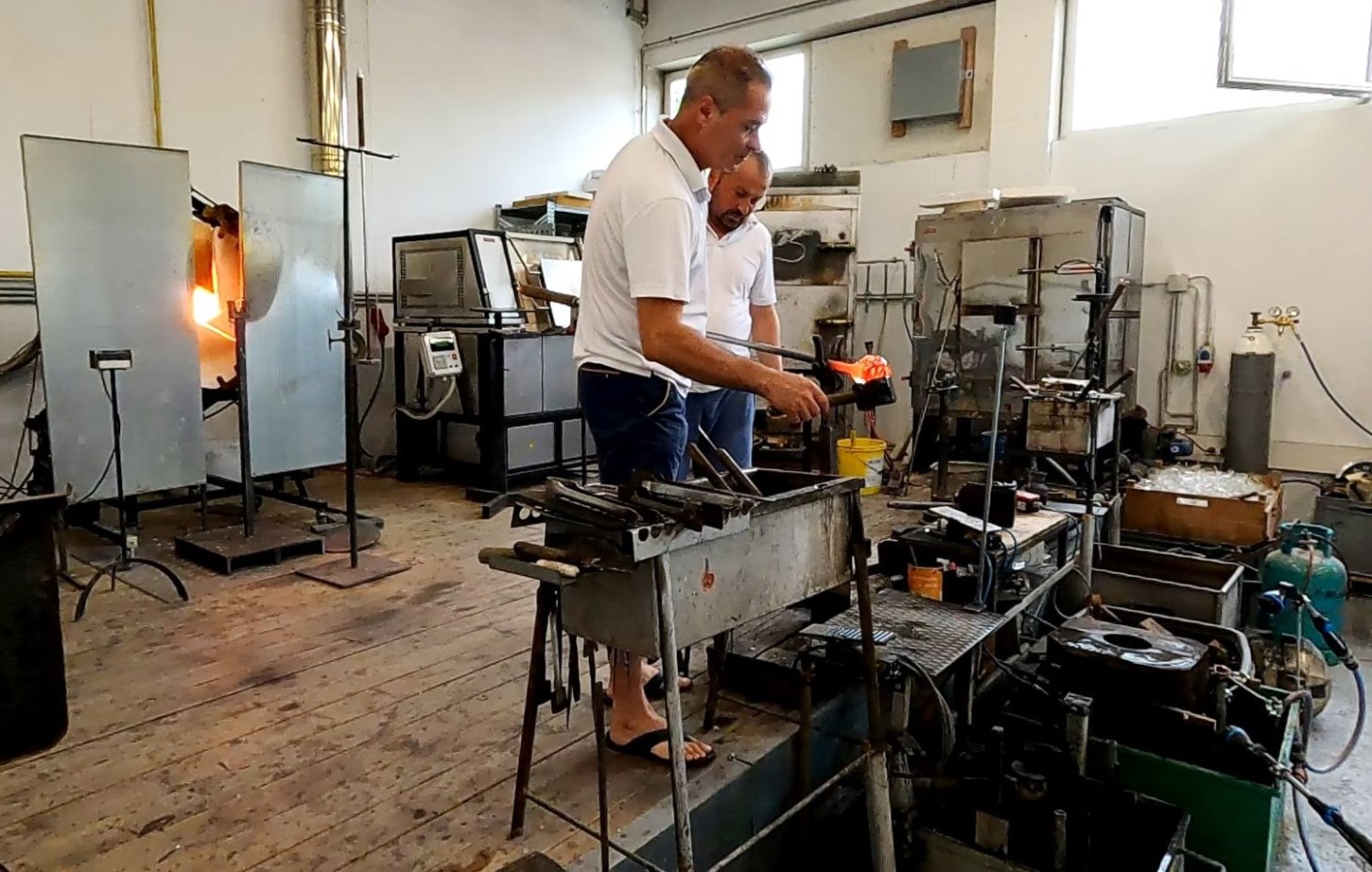 Glaskünstler bei der Arbeit