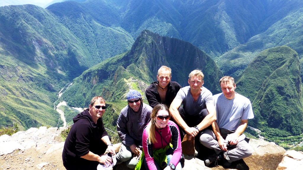Tina mit ihren "Jungs"
Männerrunde mit Dame - auf dem Gipfel des Machupicchu