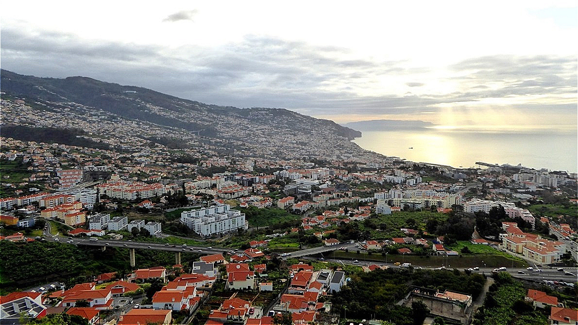 "Miradouro Pico dos Barcelos" - Tiefblick auf Funchal