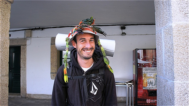 Junger Spanier - mit Frau und Tochter auf Pilgerschaft