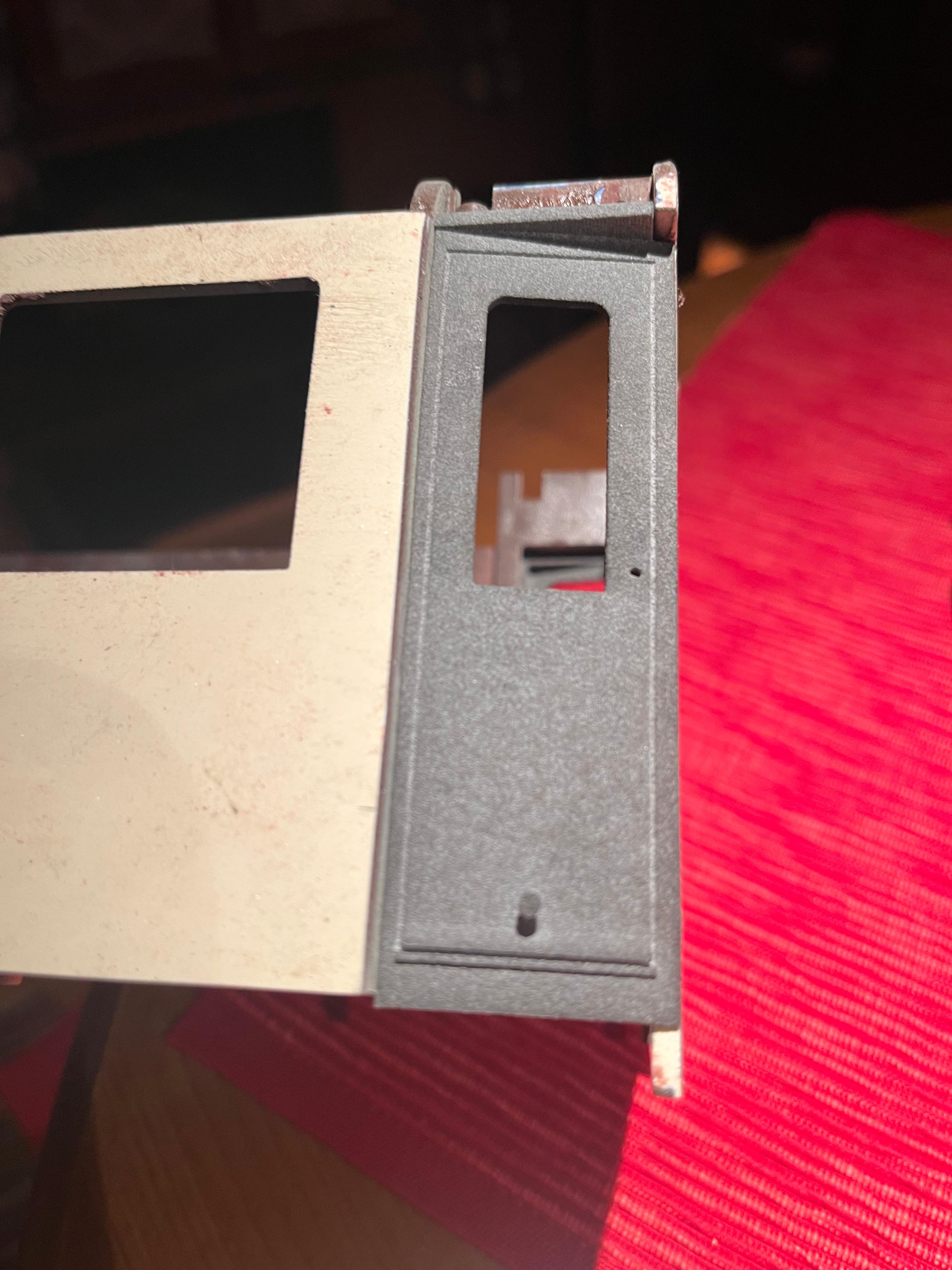 B4 LGB Tueradapter LiRe
Passend für alle B4 Waggon von LGB 3062, LGB 3064, LGB 33625,